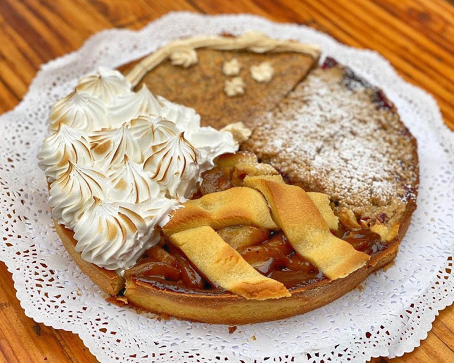 Tarta de cuatro sabores con merengue flameado, servida sobre blonda de papel